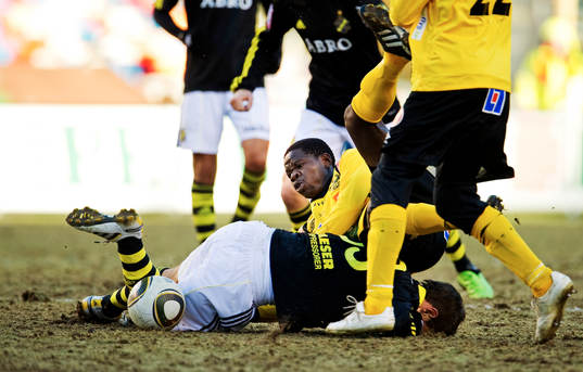 Patrick Osiako, Mjällby, och Sebastián Eguren, AIK