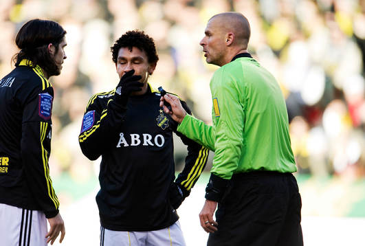 Michael Lerjéus, domare pratar med Bojan Djordic och