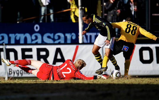 Tomi Maanoja, målvakt, AIK och Mostapha El Kabir, Mjällby
