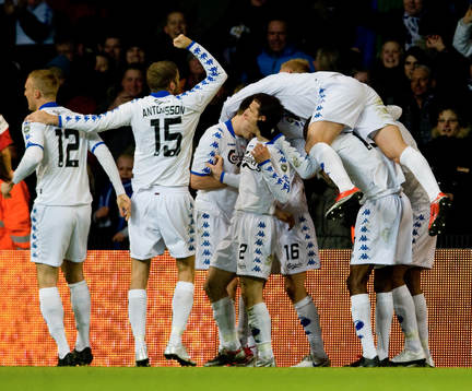 2-0, Oscar Wendt firar med att hoppa överst i högen,