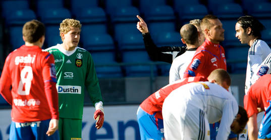 Tobias Mattsson, domare ger Kristoffer Björklund,