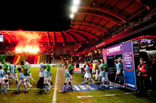 Spelarna gör entre, inmarsch, tifo, bengal