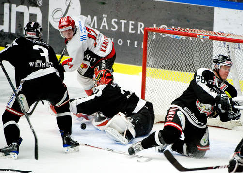Kim Karlsson, Almtuna är framme och Markus Svensson,