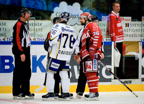 Johan Davidsson, HV71 och Pär Styf, Timrå tackar domarna