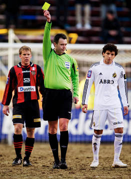 Martin Ingvarsson, domare (Gult Kort, Varning)