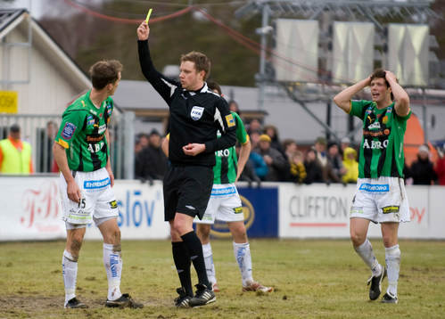 Mjällby - GAIS: Marcus Strömbergsson, domare och Fredrik