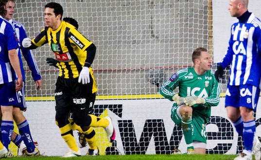 Vinicius, Häcken (Jubel) och Kim Christensen, målvakt,