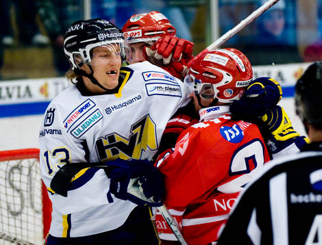 Oscar Sundh, HV71 och Tomas Skogs, Timrå i slagsmål