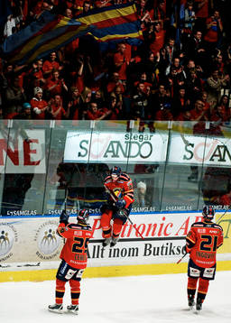 Daniel Brodin, Djurgården, slänger sig mot sargen när de
