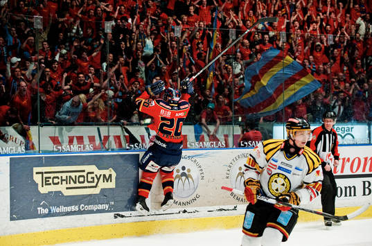 Christian Eklund, Djurgården, slänger sig mot sargen och