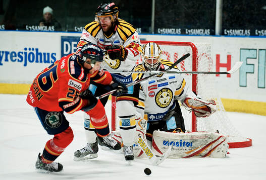 Jörgen Sundqvist och Eddie Läck, målvakt, Brynäs, ser