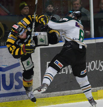 Sanny Lindström, Färjestad tacklar till Tomas Surovy,