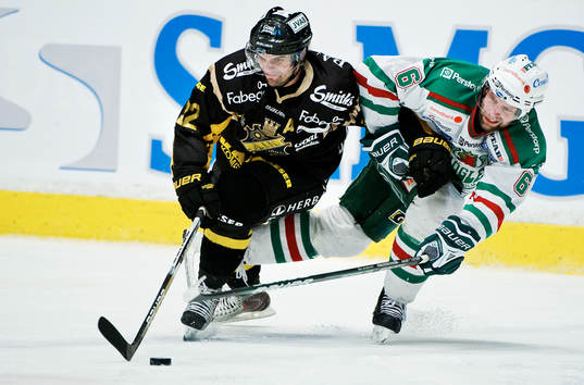 Mattias Beck, AIK, och Daniel Glimmenvall, Rögle, kämpar