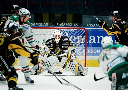 Christopher Heino-Lindberg, målvakt, AIK, ser ett skott