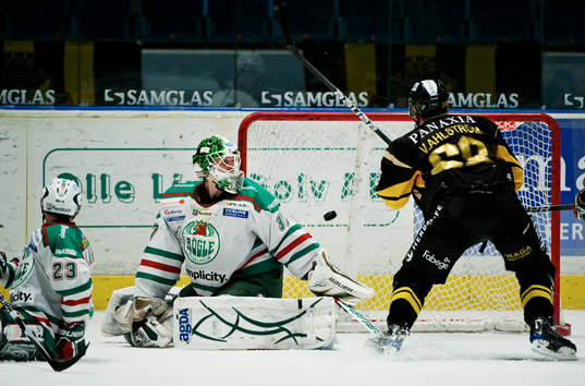 Victor Ahlström, AIK, är framme och stör Christopher