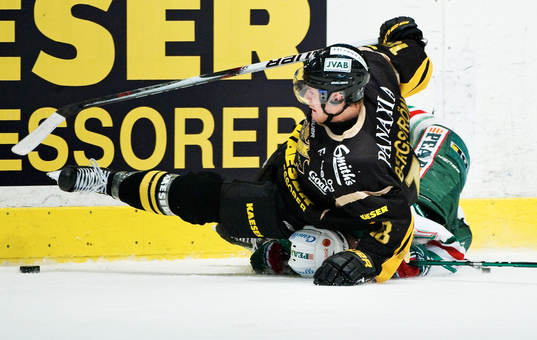 Patrik Bergström, AIK, och Mario Kempe, Rögle, i kamp om