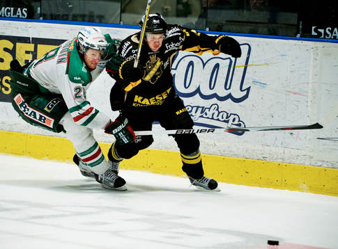 Eric Beaudoin, Rögle, är i hasorna på Daniel Bång, AIK