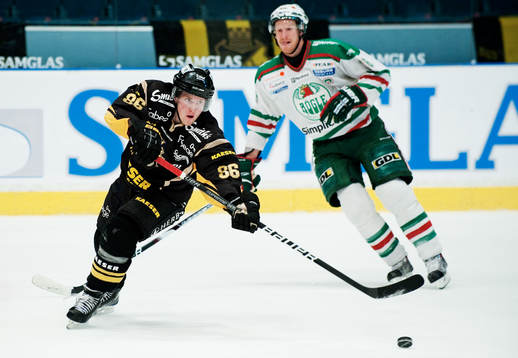 Oscar Ahlström, AIK, passar pucken
