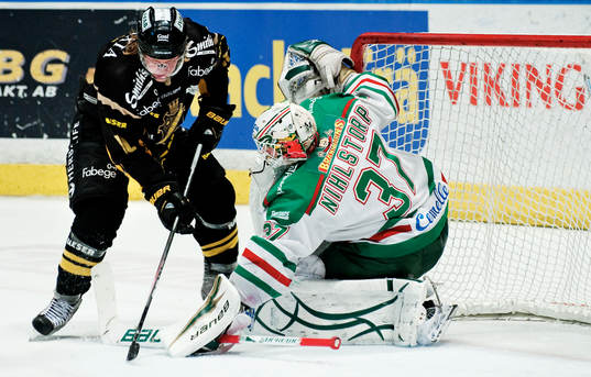 Richard Gynge, AIK, oroar framför Christopher Nihlstorp,
