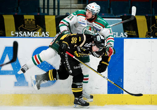 Mattias Sjögren, Rögle, tacklar Oscar Ahlström, AIK