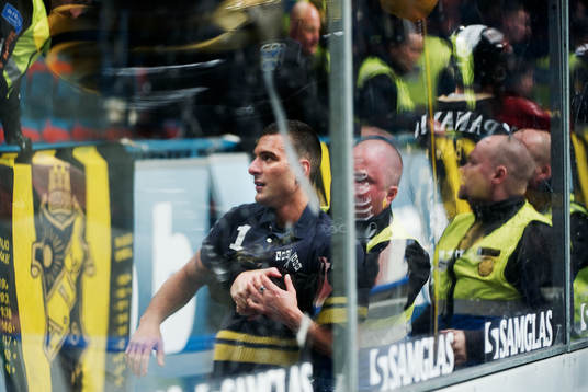 Ordningsvakter för bort en person som tog sig in i Rögles