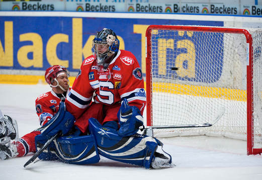 2-2 pucken går in bakom Riku Helenius, målvakt