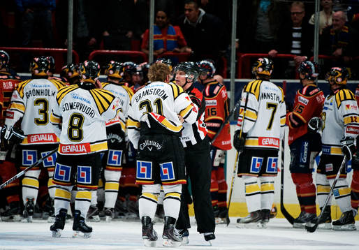 Sören Persson, domare, och Jonathan Granström, Brynäs