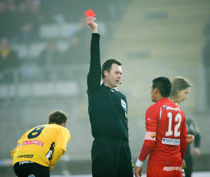 Martin Ingvarsson, domare, ger rött kort och utvisning