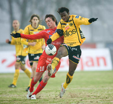Amadou Jawo, Elfsborg, flyger förbi Daryl Smylie och