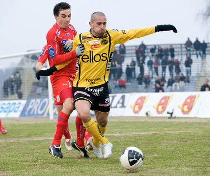 Emir Bajrami stoppas av Daniel Mendes