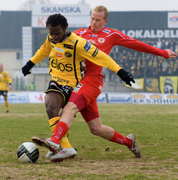 Tobias Eriksson fäller Amadou Jawo