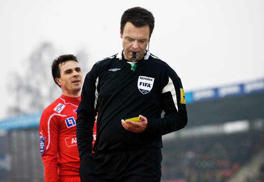 Martin INgvarsson, domare, gult kort, varning