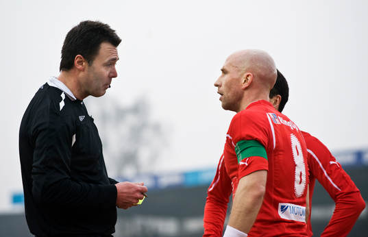 Martin Ingvarsson, domare, i diskussion med Henrik