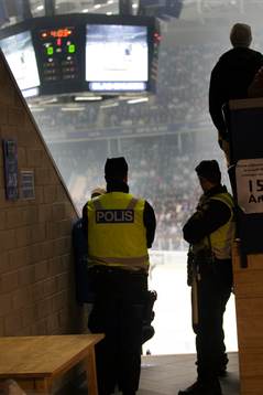 Lite fler vakter och poliser i Arendals arena när AIK är
