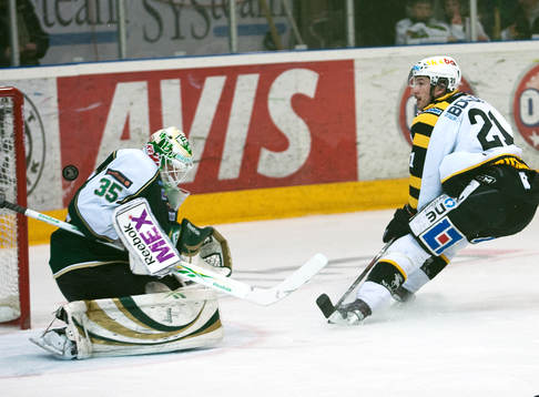 Robin Rahm, målvakt Färjestad och Jimmie Ericsson,