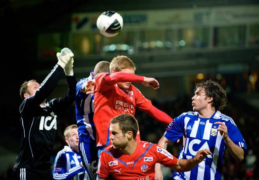 Hörna, Kim Christensen boxar undan bollen framför Markus