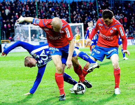 Mattias Lindström och Ardian Gashi trycker till Sebastian