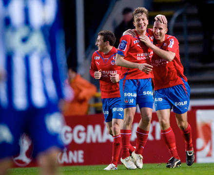 1-0 Mattias Lindström, som grattas av Erik Edman