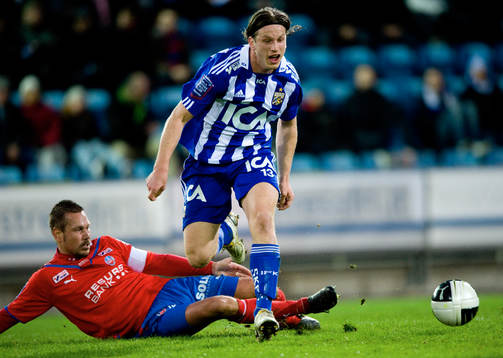 Marcus Lantz försöker stoppa Gustav Svensson