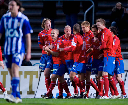 1-0 Mattias Lindström, som grattas av hela laget