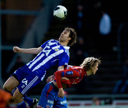 Kalle Svensson lägger sig på Rasmus Jönsson