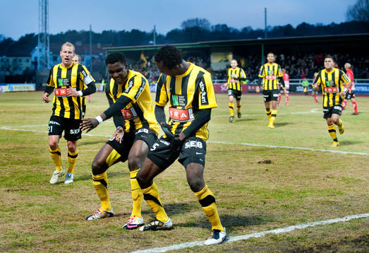 Dominic Chatto, John Chibuike, Häcken jubel med en lite