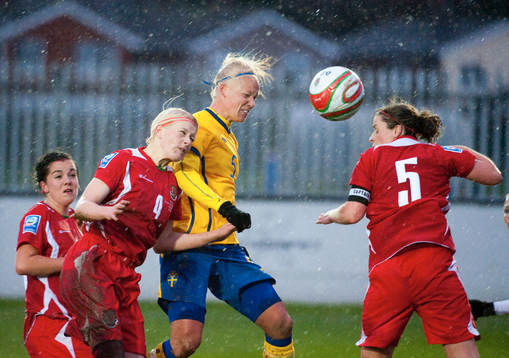 Caroline Seger, Sverige i nickduell med Karrie Manley, Wales