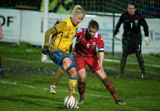 Caroline Seger, Sverige och Emma Jones, Wales