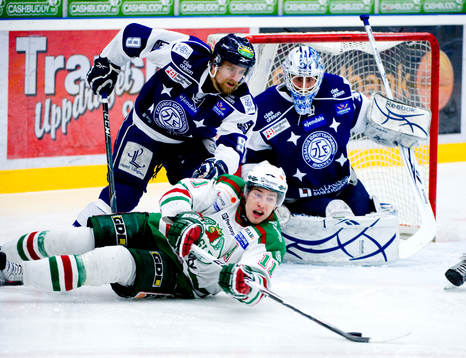 En liggande Mattias Sjöberg, Rögle, Johan Hägglund och