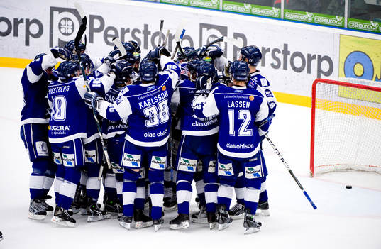 Leksand, jublar när pucken ligger i Rögles mål. Jubel