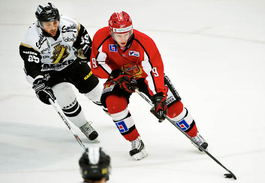 Sebastian Eriksson, Almtuna, utmanas av Lucas Lawson, AIK