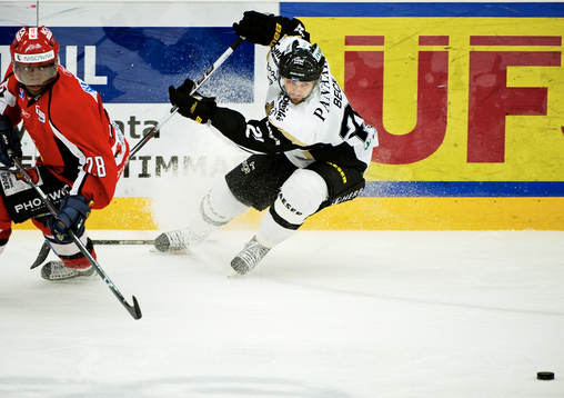 Christian Sandberg, AIK, har fokus på pucken
