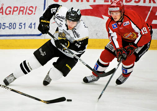 Patrik Bergström, AIK, utmanas av Jonathan Sjölund,