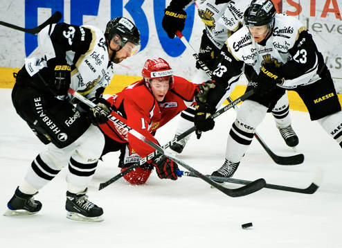 David Engblom och Jonas Liwing, AIK, ser till att Kim